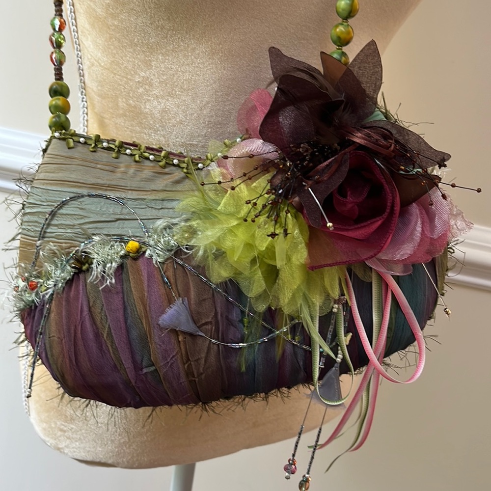 Exquisite Handcrafted Mary Frances Crossbody Bag - EUC - Picture 3 of 15